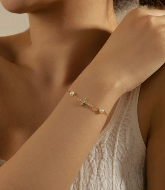 Bracelet with genuine pearls and cross pendant – gold-plated sterling silver