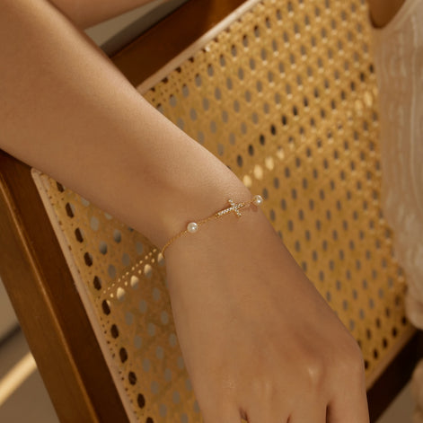 Bracelet with genuine pearls and cross pendant – gold-plated sterling silver