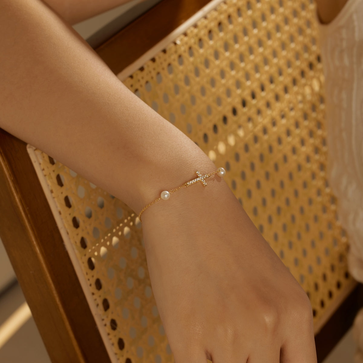 Bracelet with genuine pearls and cross pendant – gold-plated sterling silver