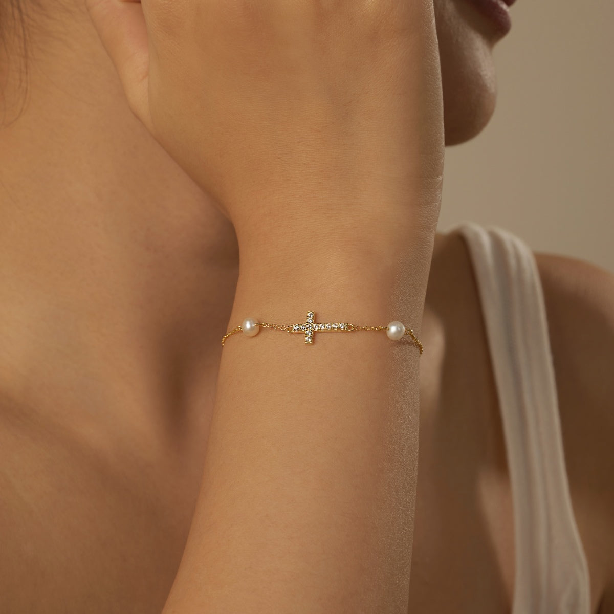 Bracelet with genuine pearls and cross pendant – gold-plated sterling silver