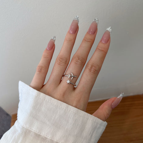 Adjustable 925 silver ring in open design with airplane and star motif