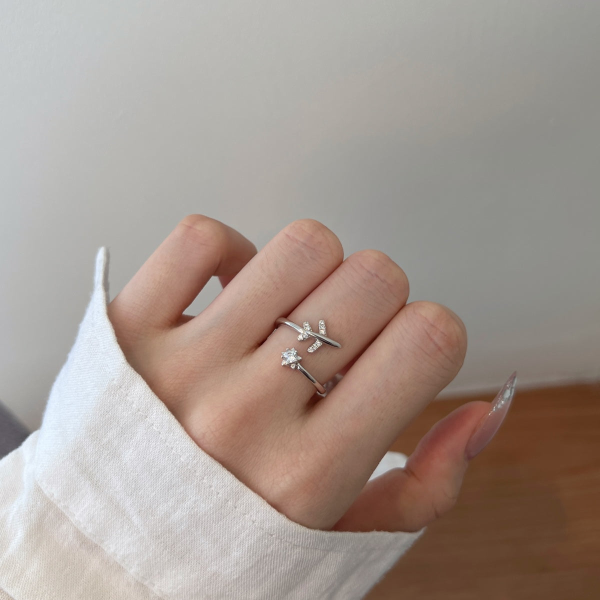 Adjustable 925 silver ring in open design with airplane and star motif