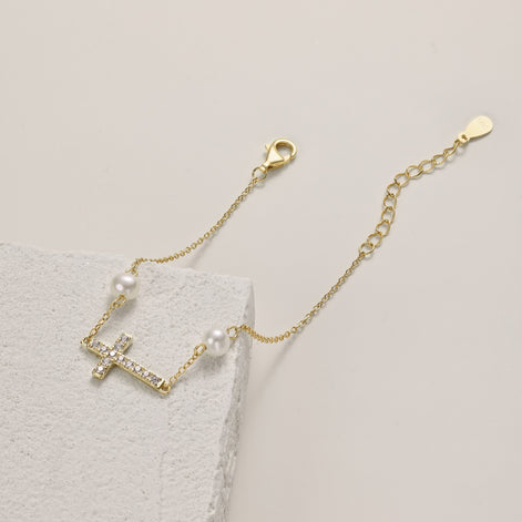 Bracelet with genuine pearls and cross pendant – gold-plated sterling silver