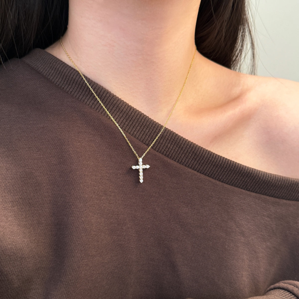18K gold-plated chain made of 925 sterling silver with a large cross pendant and zirconia