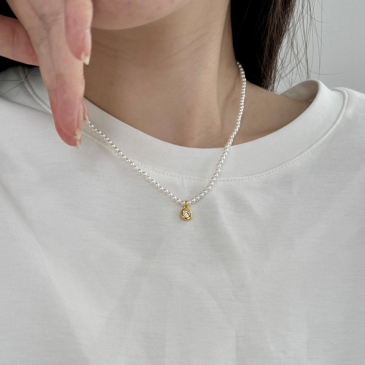 Pearl necklace with 18K gold-plated pendant