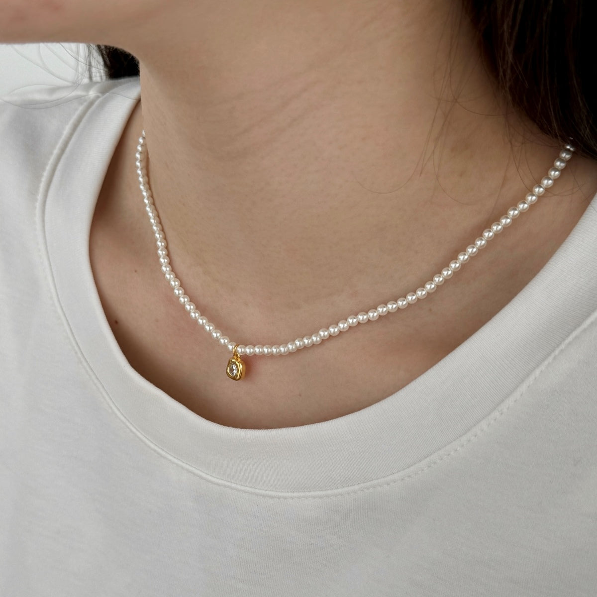 Pearl necklace with 18K gold-plated pendant
