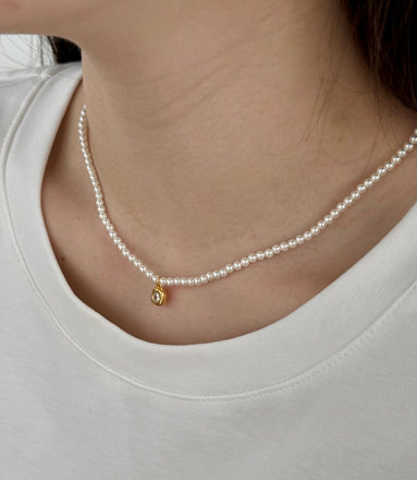 Pearl necklace with 18K gold-plated pendant