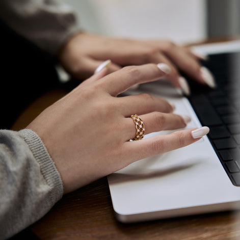 خاتم أنيق من الفضة عيار 925 مرصع بالزركونيا وتصميم مضفر، مطلي بالذهب