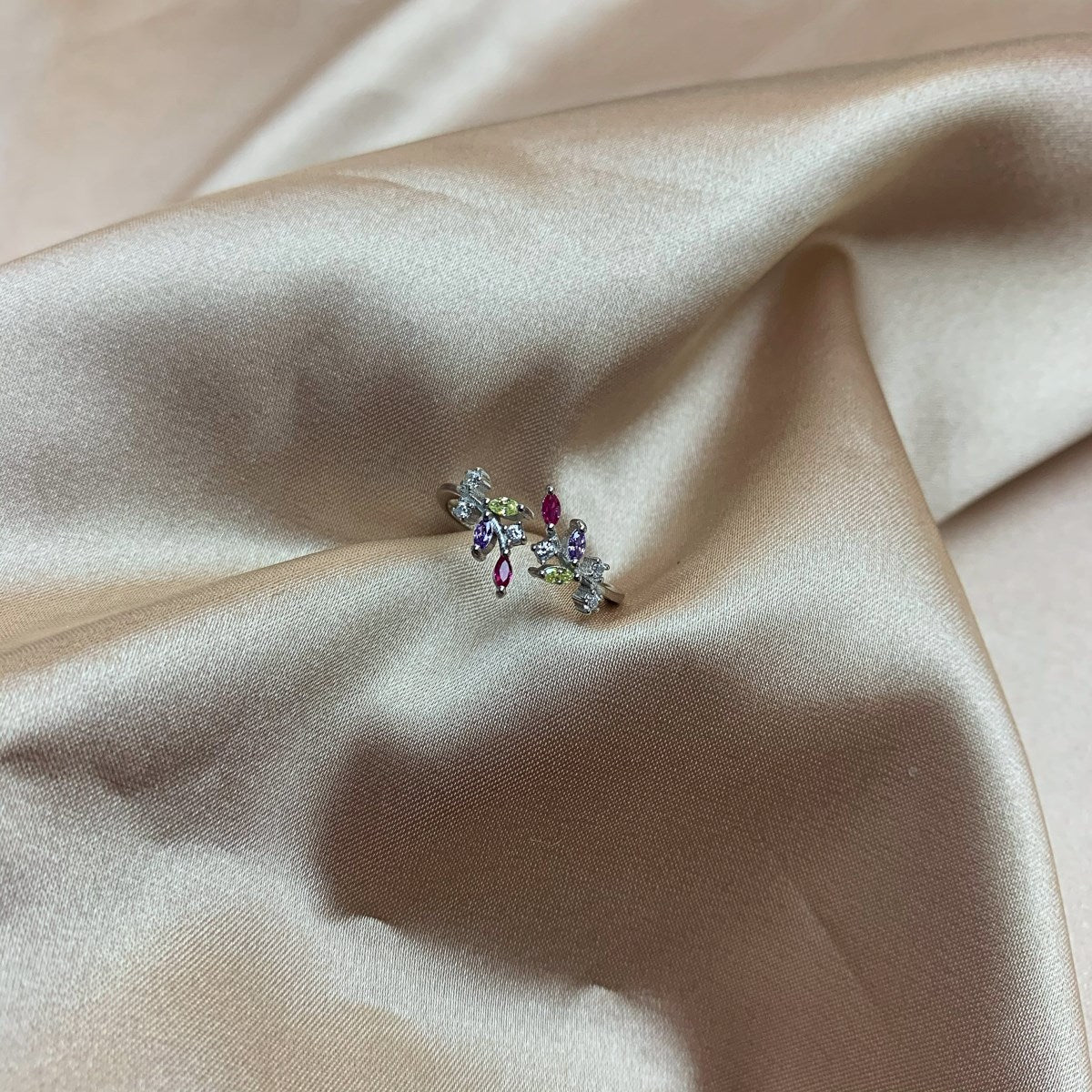 Adjustable ring made of 925 sterling silver with zirconia stones