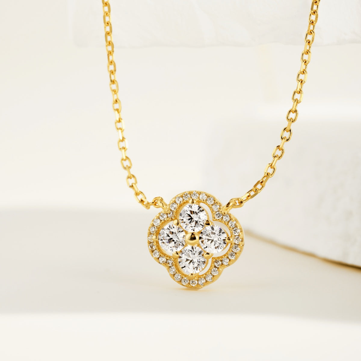 قلادة من الفضة الإسترلينية عيار 925 – مطلية بالذهب عيار 18 قيراطًا مع قلادة برسيم لامعة