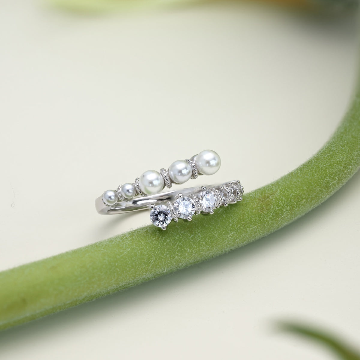 خاتم قابل للتعديل من الفضة الإسترلينية مرصع باللؤلؤ والزركونيا