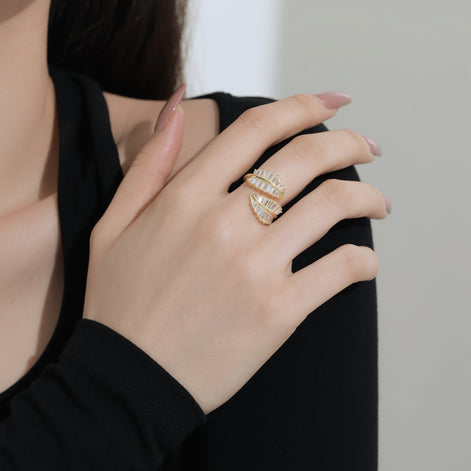 خاتم من أوراق الزركونيا الفاخرة، مطلي بالذهب عيار 18 قيراطًا وقابل للتعديل