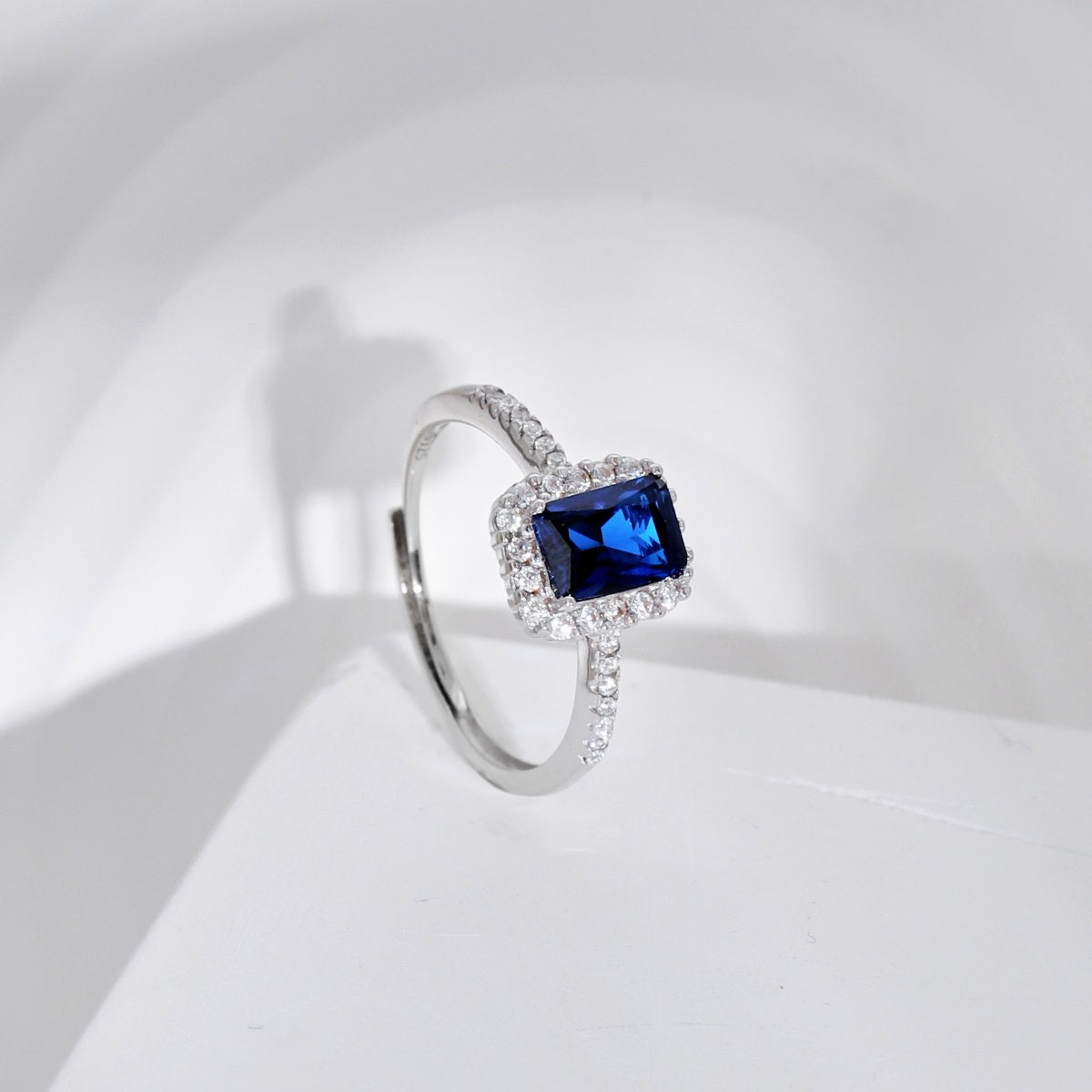 Elegant 925 silver ring with dark blue zirconia and sparkling accents