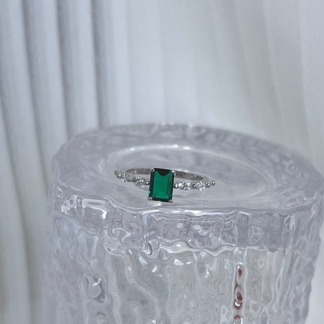 Sterling silver ring with green zirconia stone