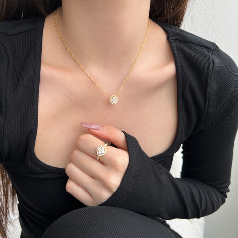 قلادة من الفضة الإسترلينية عيار 925 – مطلية بالذهب عيار 18 قيراطًا مع قلادة برسيم لامعة