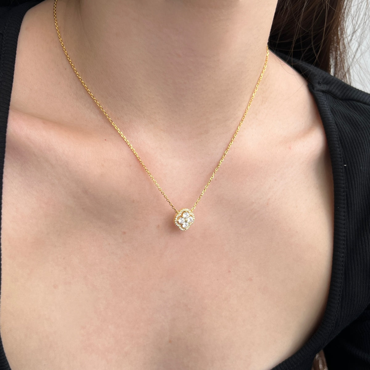 قلادة من الفضة الإسترلينية عيار 925 – مطلية بالذهب عيار 18 قيراطًا مع قلادة برسيم لامعة