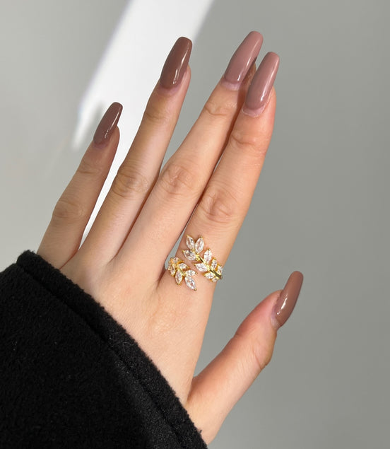 خاتم قابل للتعديل بنقشة أوراق الشجر – فضة عيار 925 مطلية بالذهب