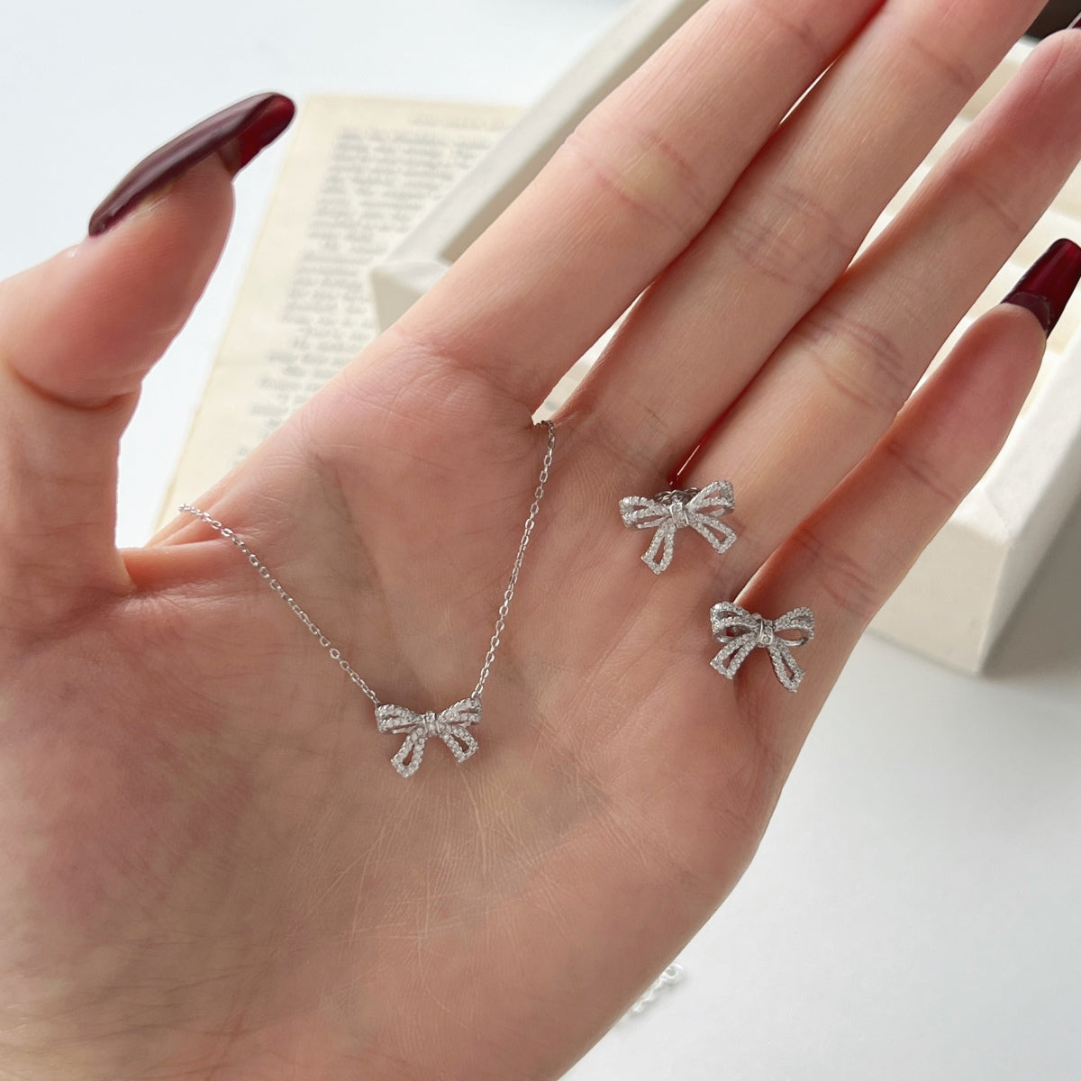 Bow earrings made of 925 silver with zirconia