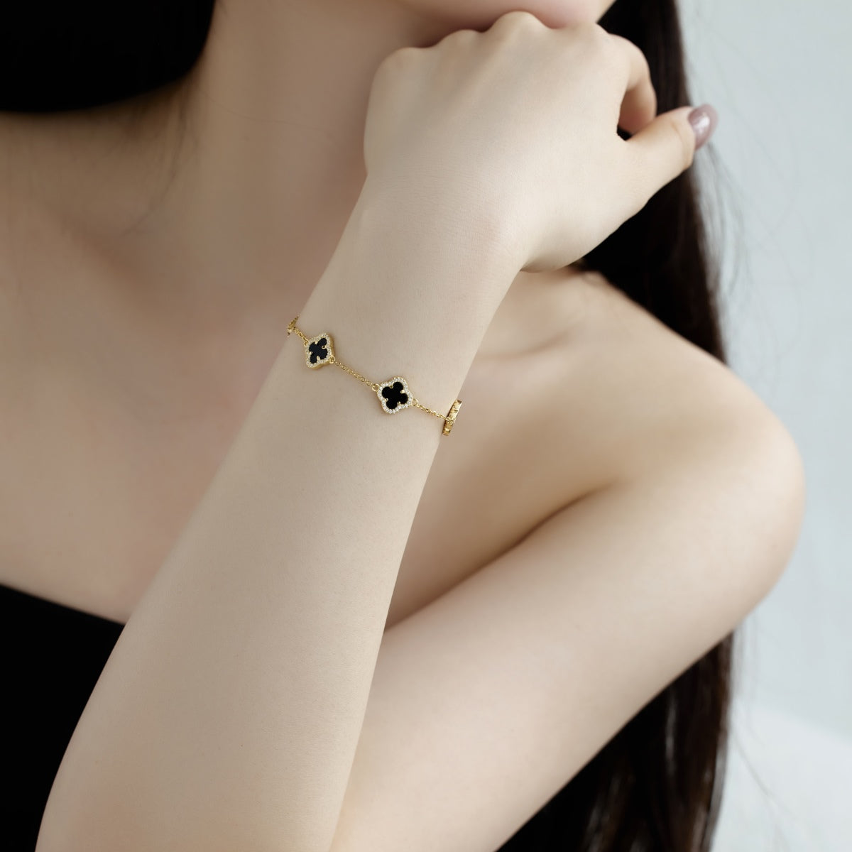 Gold-plated bracelet made of 925 silver – with black clover leaf pendants & zirconia