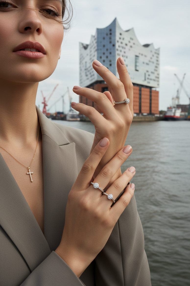 Model mit Ring und Kreuz-Kette vor Elbphilharmonie